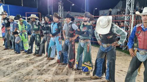 Abertura do Arapuã Rodeio Show é sucesso de público