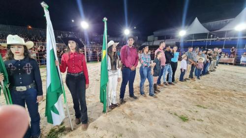 Abertura do Arapuã Rodeio Show é sucesso de público