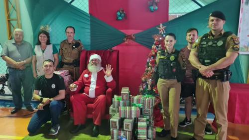Faxinal: PM distribui brinquedos em comemoração ao natal