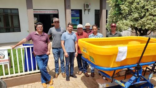Grandes Rios investe em agricultura com entrega de equipamentos e calcário