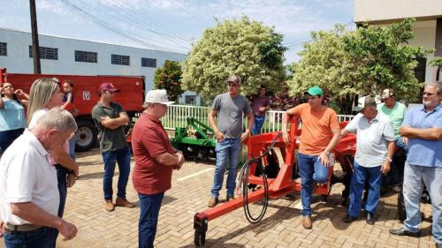 Grandes Rios investe em agricultura com entrega de equipamentos e calcário