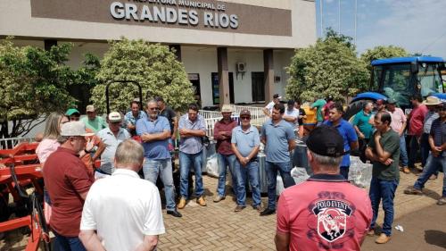 Grandes Rios investe em agricultura com entrega de equipamentos e calcário