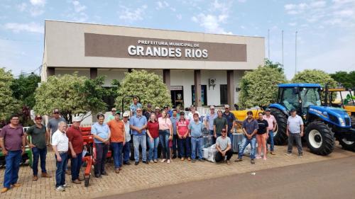 Grandes Rios investe em agricultura com entrega de equipamentos e calcário