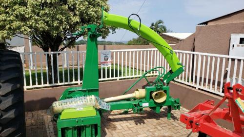 Grandes Rios investe em agricultura com entrega de equipamentos e calcário