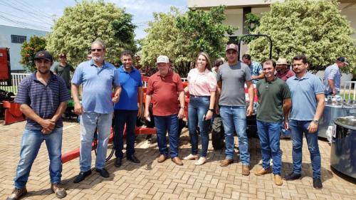 Grandes Rios investe em agricultura com entrega de equipamentos e calcário
