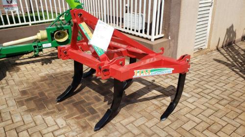 Grandes Rios investe em agricultura com entrega de equipamentos e calcário