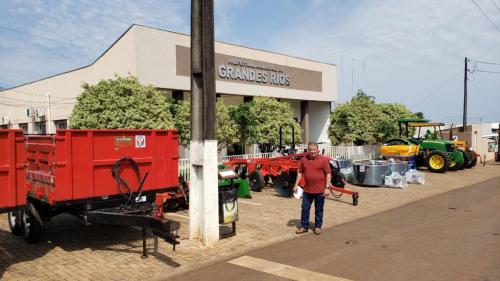 Grandes Rios investe em agricultura com entrega de equipamentos e calcário