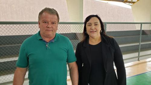 GRANDES RIOS: Entrega de uniformes escolares