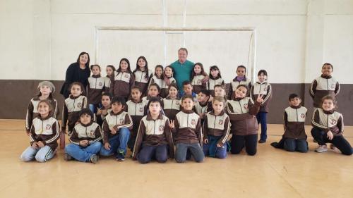 GRANDES RIOS: Entrega de uniformes escolares