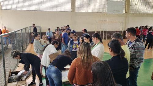 GRANDES RIOS: Entrega de uniformes escolares