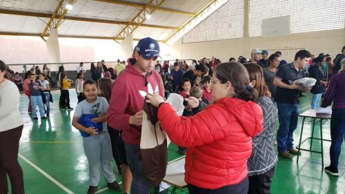 GRANDES RIOS: Entrega de uniformes escolares