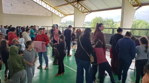 GRANDES RIOS: Entrega de uniformes escolares