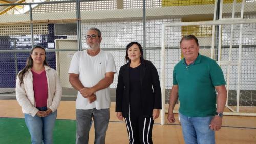 GRANDES RIOS: Entrega de uniformes escolares