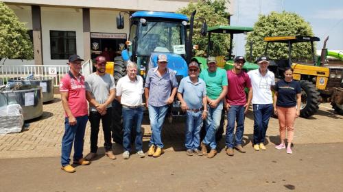 Grandes Rios investe em agricultura com entrega de equipamentos e calcário