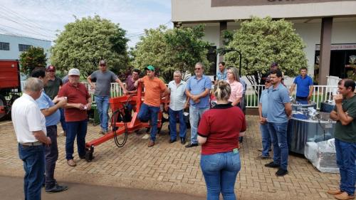 Grandes Rios investe em agricultura com entrega de equipamentos e calcário