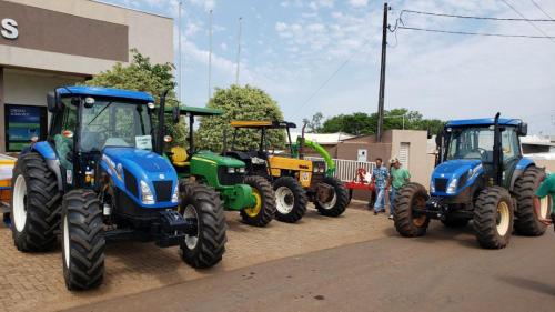Grandes Rios investe em agricultura com entrega de equipamentos e calcário