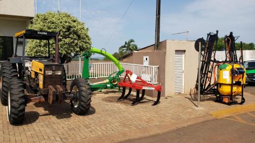 Grandes Rios investe em agricultura com entrega de equipamentos e calcário