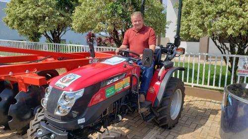 Grandes Rios investe em agricultura com entrega de equipamentos e calcário
