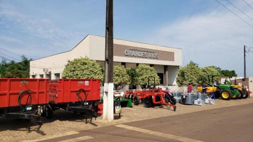 Grandes Rios investe em agricultura com entrega de equipamentos e calcário