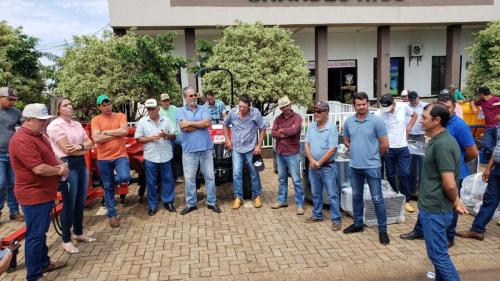 Grandes Rios investe em agricultura com entrega de equipamentos e calcário