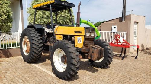 Grandes Rios investe em agricultura com entrega de equipamentos e calcário