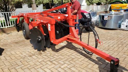 Grandes Rios investe em agricultura com entrega de equipamentos e calcário