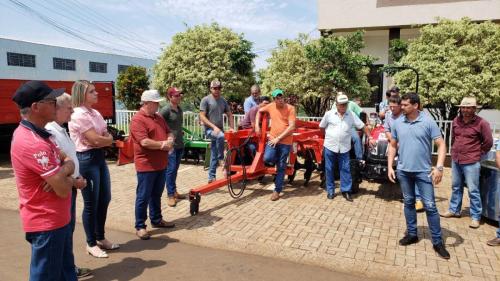 Grandes Rios investe em agricultura com entrega de equipamentos e calcário