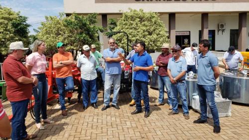 Grandes Rios investe em agricultura com entrega de equipamentos e calcário