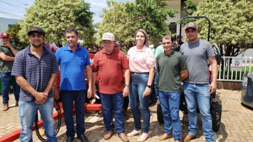 Grandes Rios investe em agricultura com entrega de equipamentos e calcário