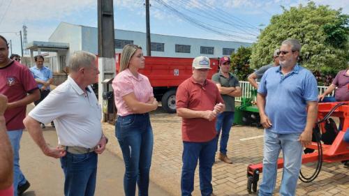 Grandes Rios investe em agricultura com entrega de equipamentos e calcário
