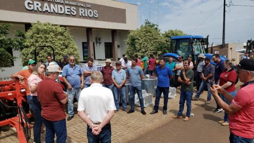 Grandes Rios investe em agricultura com entrega de equipamentos e calcário