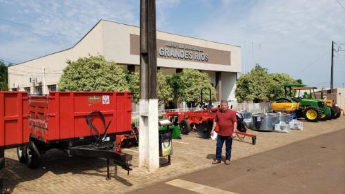 Grandes Rios investe em agricultura com entrega de equipamentos e calcário