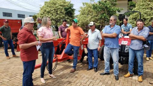 Grandes Rios investe em agricultura com entrega de equipamentos e calcário
