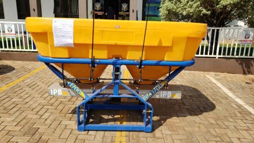Grandes Rios investe em agricultura com entrega de equipamentos e calcário