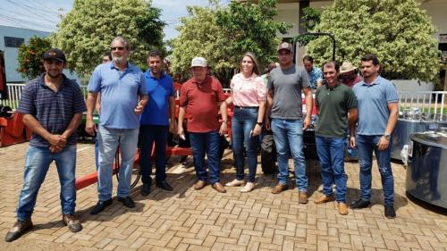 Grandes Rios investe em agricultura com entrega de equipamentos e calcário