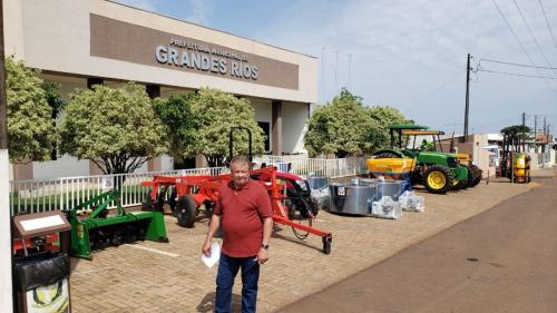 Grandes Rios investe em agricultura com entrega de equipamentos e calcário