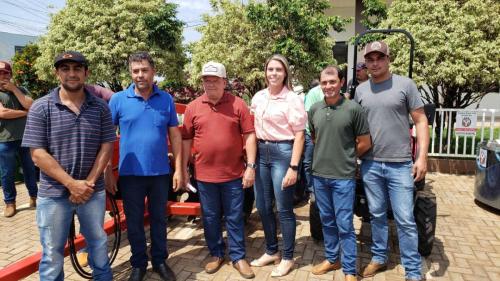 Grandes Rios investe em agricultura com entrega de equipamentos e calcário