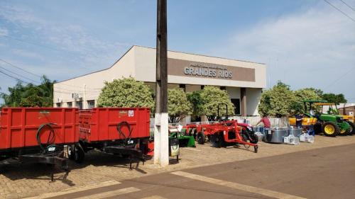 Grandes Rios investe em agricultura com entrega de equipamentos e calcário