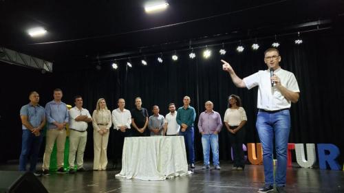 Prefeitura de Ivaiporã entrega 15 veículos novos e anuncia R$34 milhões em obras