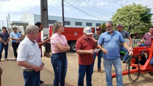 Grandes Rios investe em agricultura com entrega de equipamentos e calcário