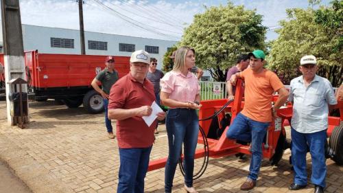 Grandes Rios investe em agricultura com entrega de equipamentos e calcário
